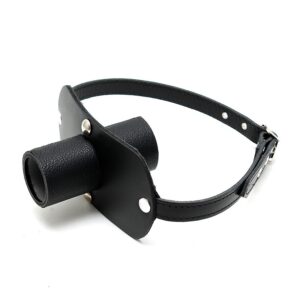 Gag in pelle con l'urina tubo
